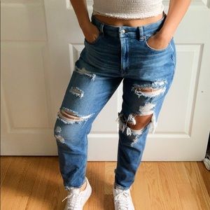 AE HIGH WAISTED DISTRESSED CURVY MOM JEANS